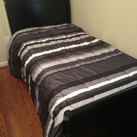 Bed, dresser and black angel dolls - Picture 3 of 4